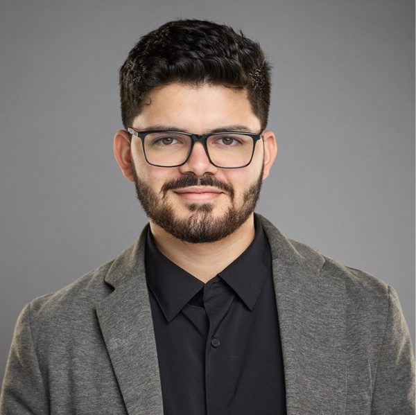 Dayvi Castellano, consultor de CX e IA, escritor y activista venezolano por la libertad de expresión